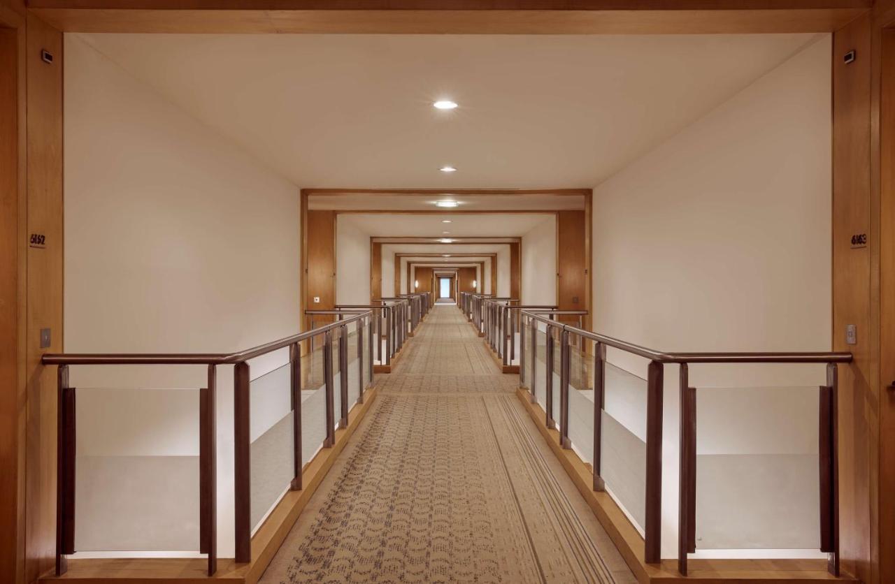 Grand Hyatt Mumbai Hotel And Residences Exterior foto A corridor at the hotel
