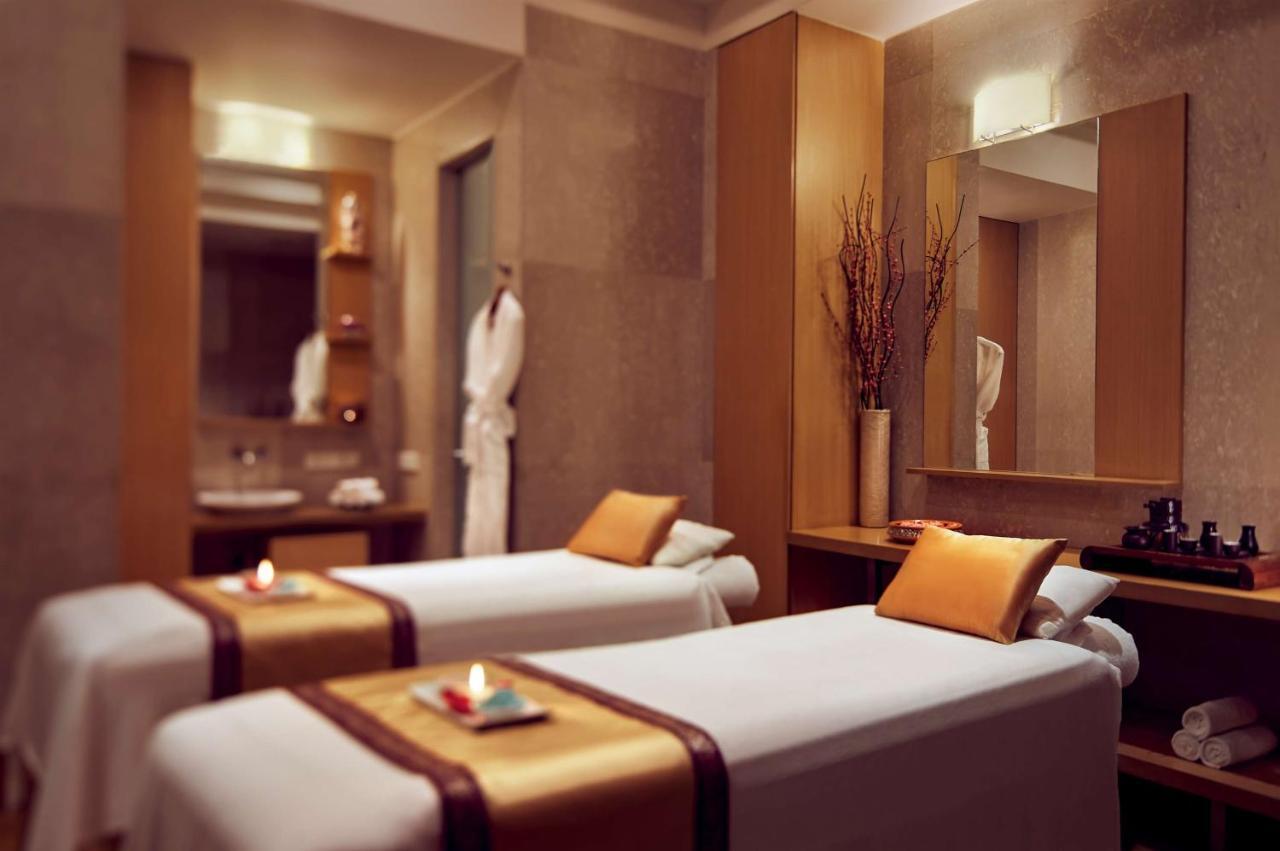 Grand Hyatt Mumbai Hotel And Residences Exterior foto A spa treatment room