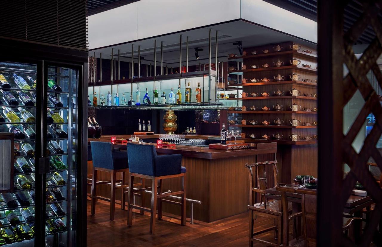 Grand Hyatt Mumbai Hotel And Residences Exterior foto The bar at the restaurant