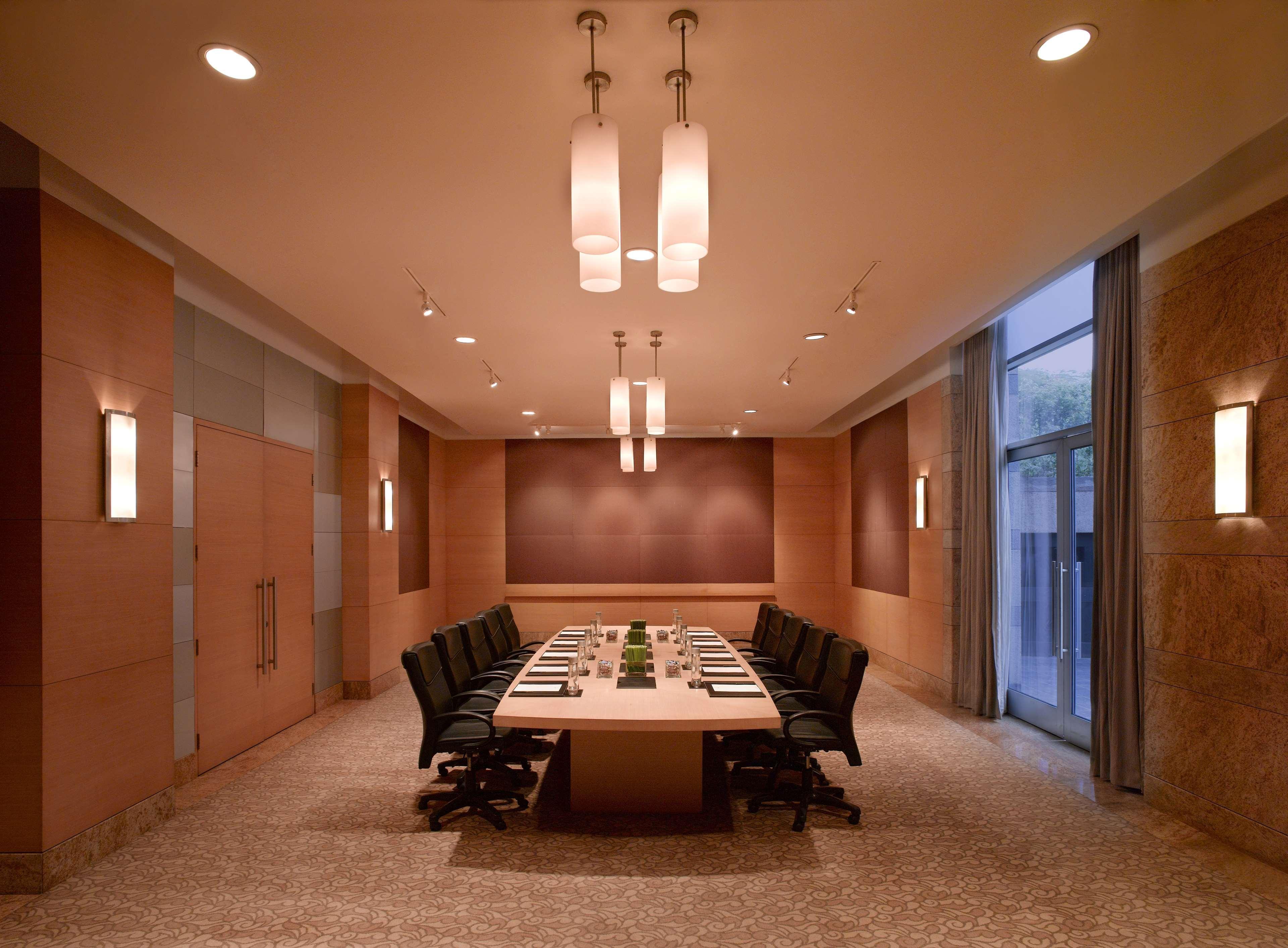 Grand Hyatt Mumbai Hotel And Residences Exterior foto A boardroom at a hotel