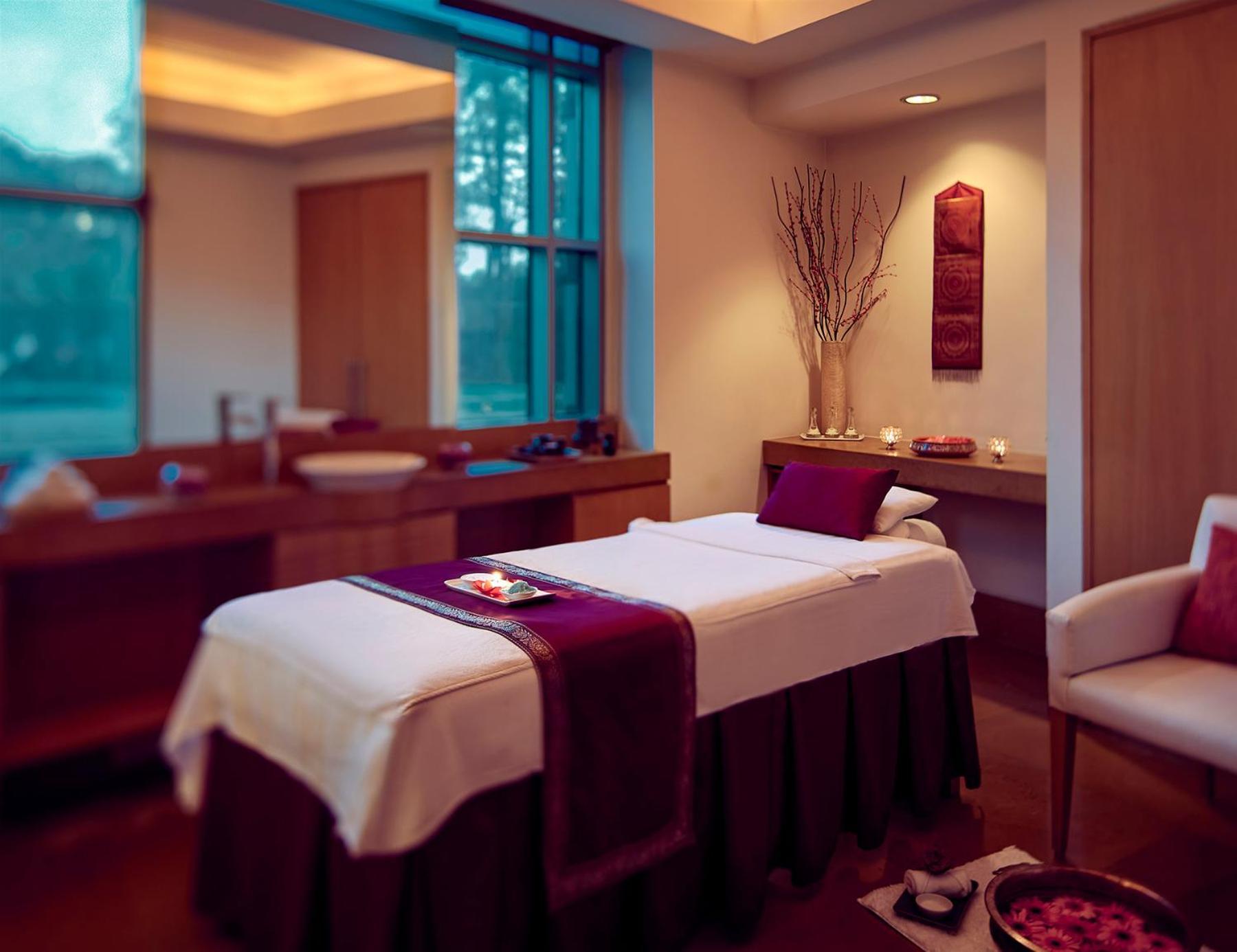 Grand Hyatt Mumbai Hotel And Residences Exterior foto A treatment room at the Four Seasons Spa